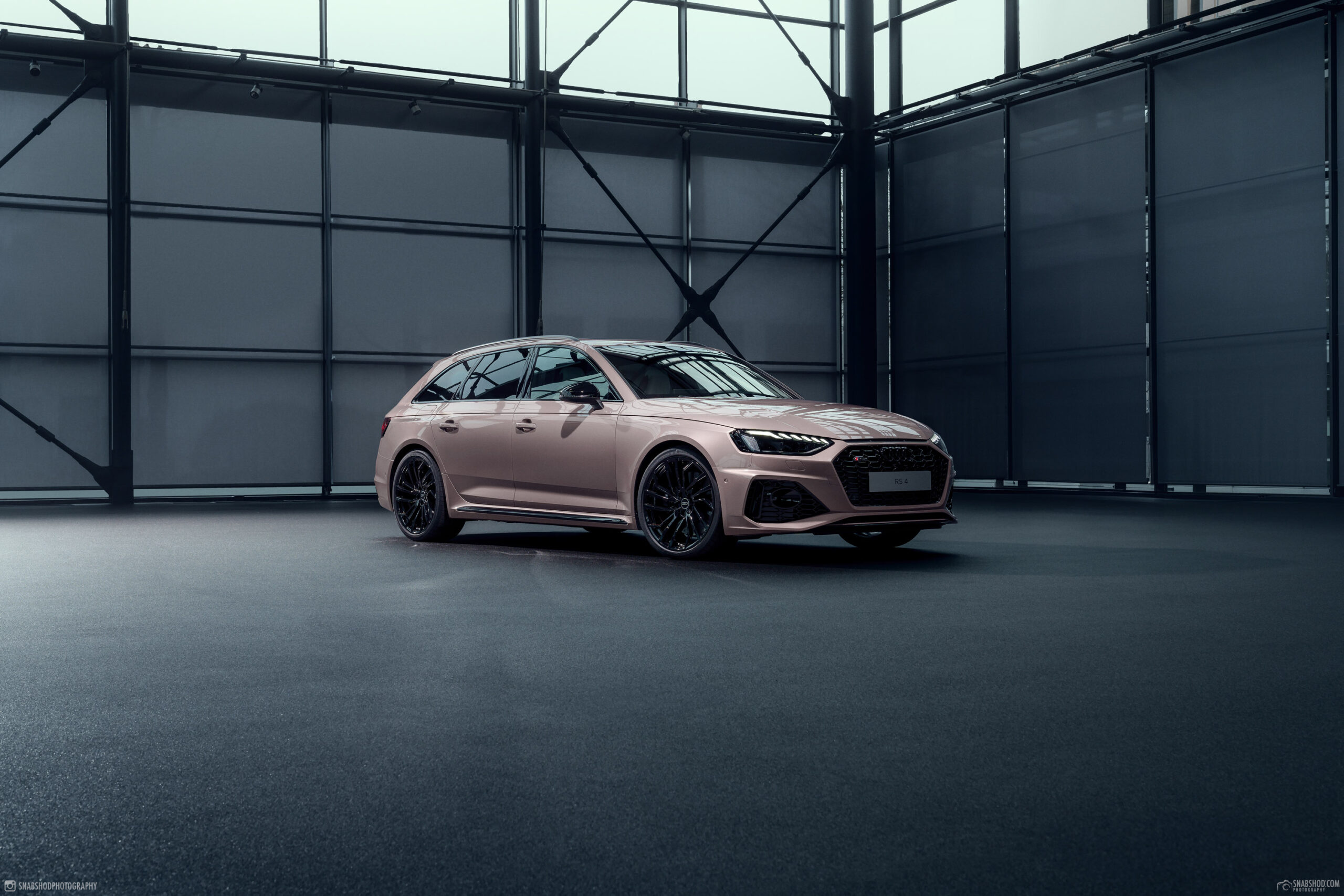 Audi RS4 Avant frozen berry metallic